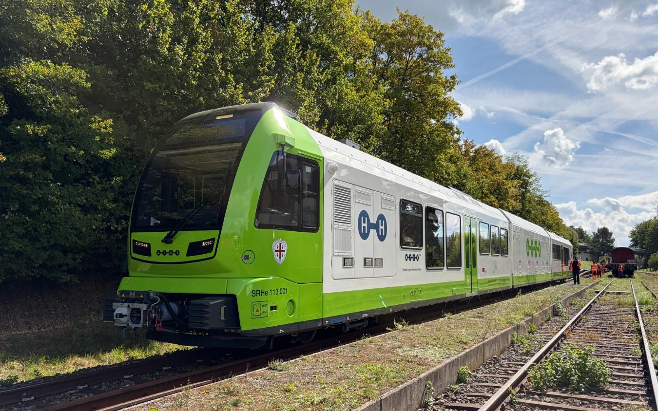 Stadler tests hydrogen trains on new narrow-gauge track in Switzerland